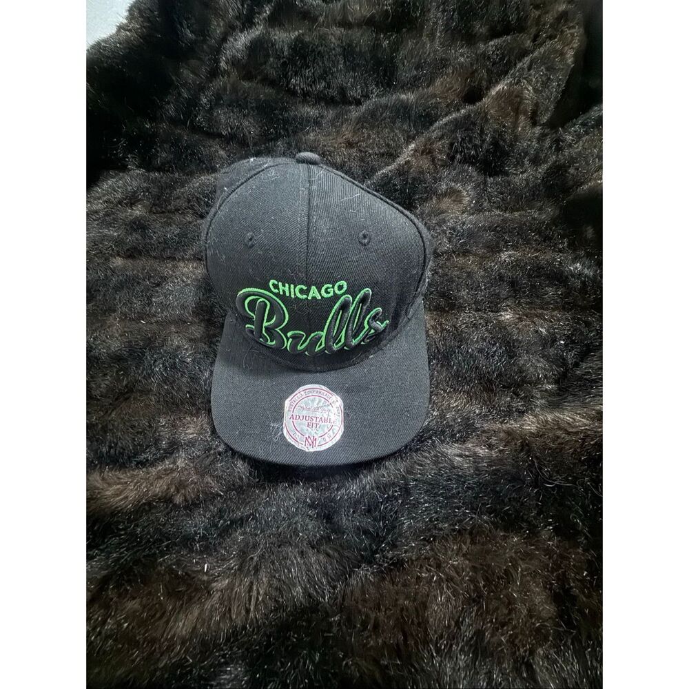 MENS MITCHELL & NESS NBA CHICAGO BULLS LIGHTS GLOW SNAPBACK HAT